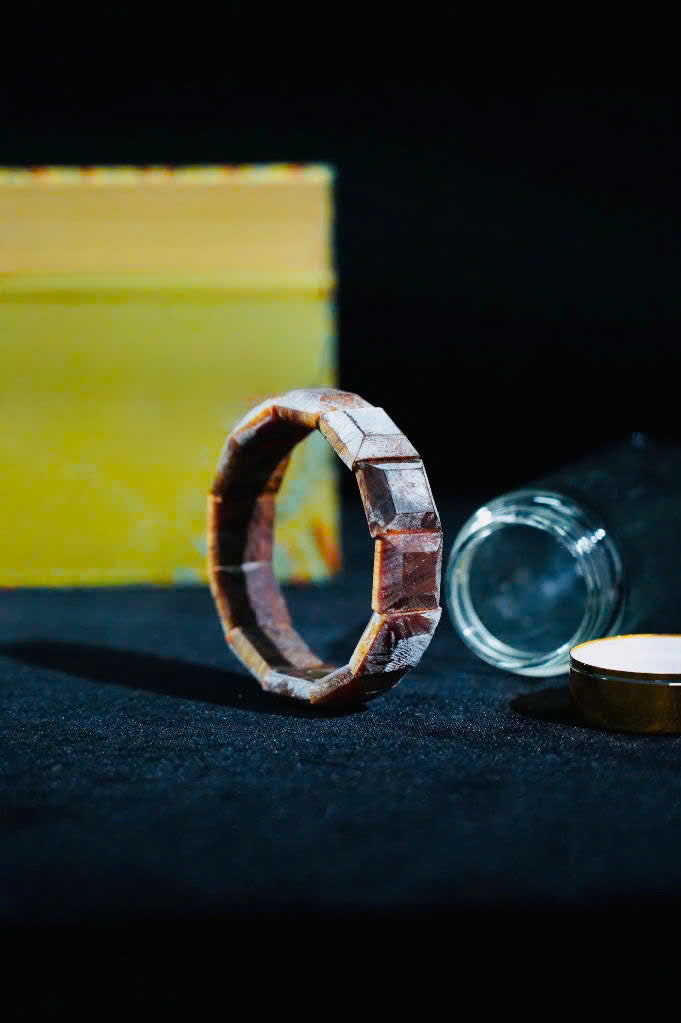 Lucent Block | 18mm Honey-Red Wood Beads