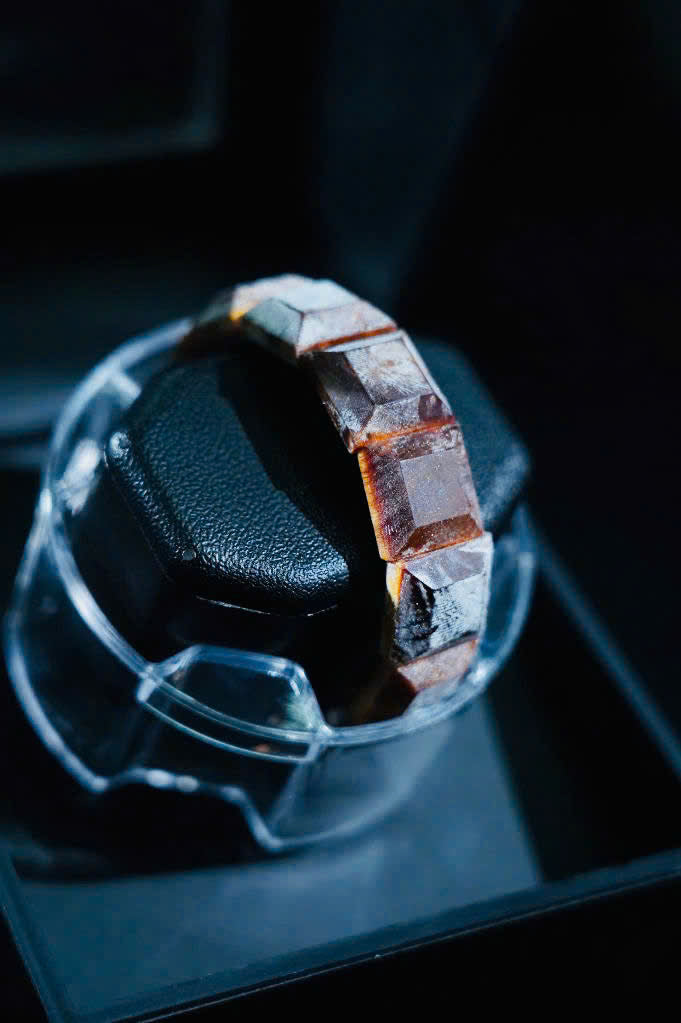 Lucent Block | 18mm Honey-Red Wood Beads